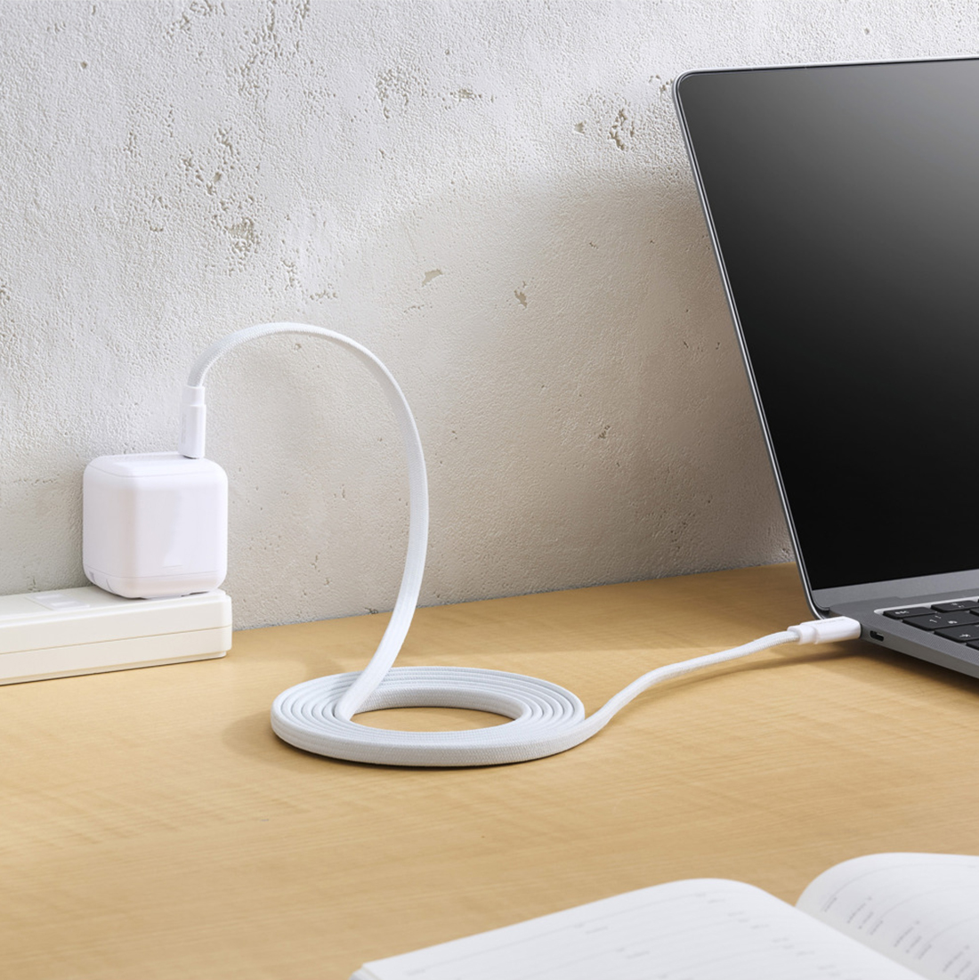 新バージョンでスリムに。磁石で「くるん」とまとまり束ねる。混乱なしで配線・携帯も簡単なハイスペックType-Cケーブル