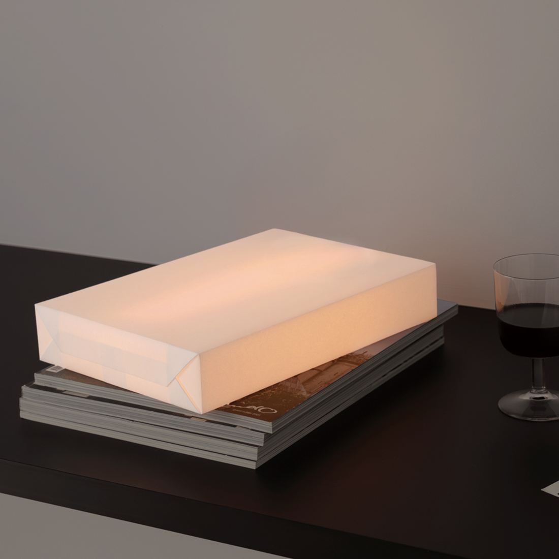 深澤直人とSIWAがコラボレーションしたアートピース。A4サイズの束をモチーフに、和紙で光を包むをテーマにした限定作品