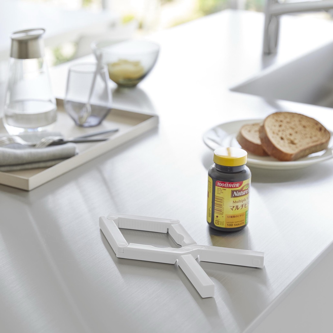 瓶のフタをしっかり挟んで、簡単に開けられるオープナー。使い終わったらマグネットでピタリ。ペットボトルのフタ開けにも対応