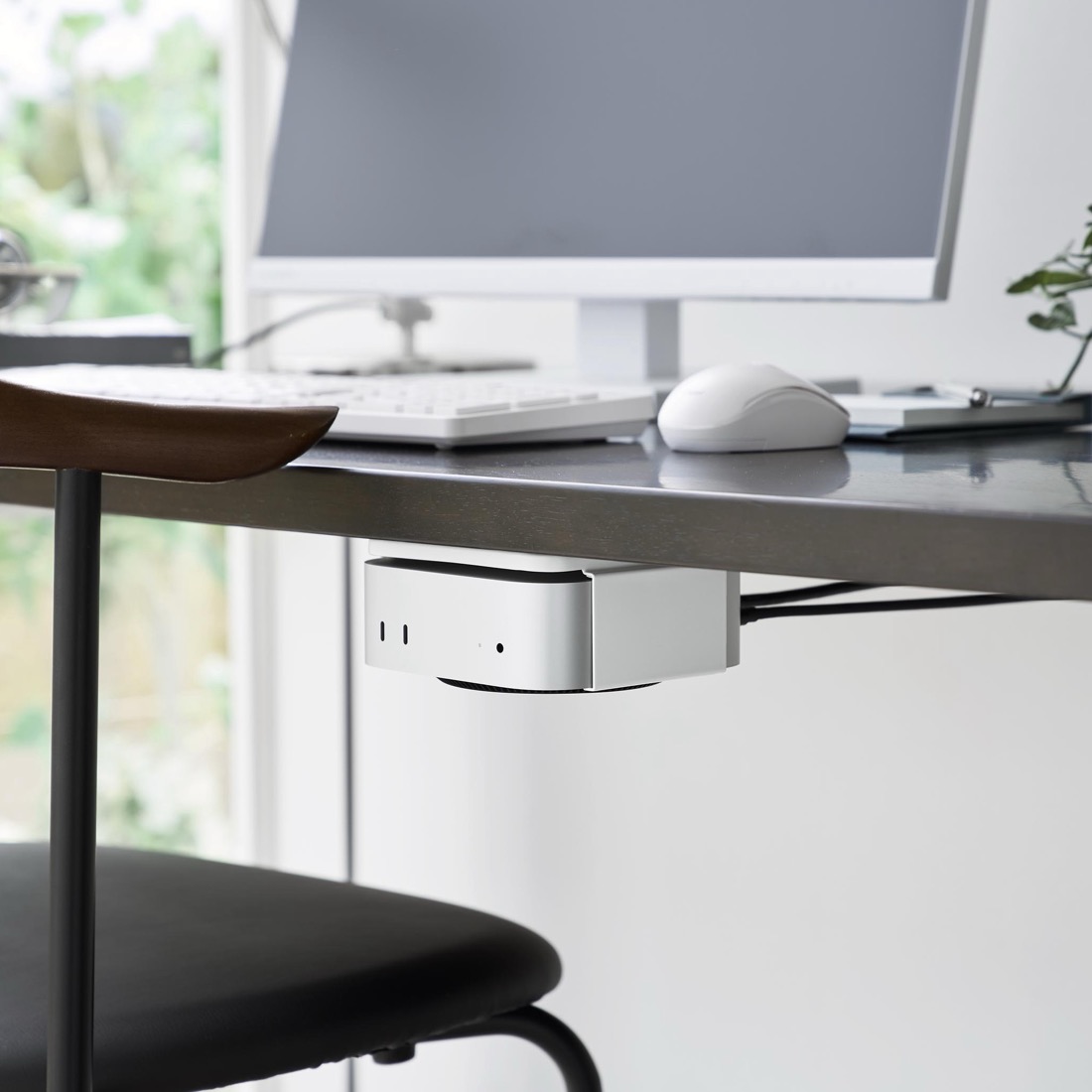 M4 Mac Miniをさらに快適に、放熱効果もアップ。デスク下やモニター裏、壁面取り付けの3つから選べる専用ラック。