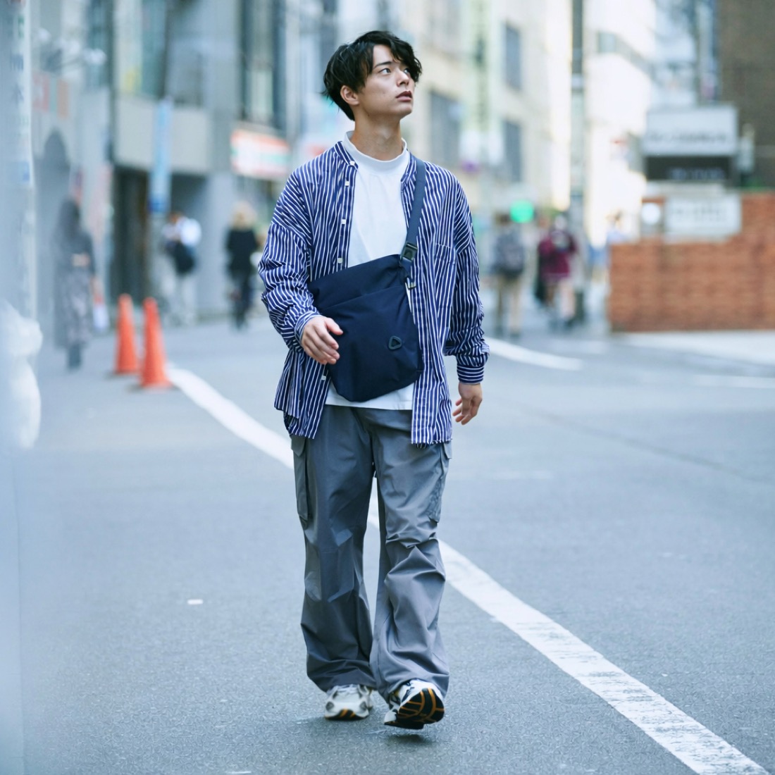 小物の収納のしやすさと200グラムの軽量さに加えてハードカバーやiPadの収納も考えたGマーク受賞の新しいサコッシュ。