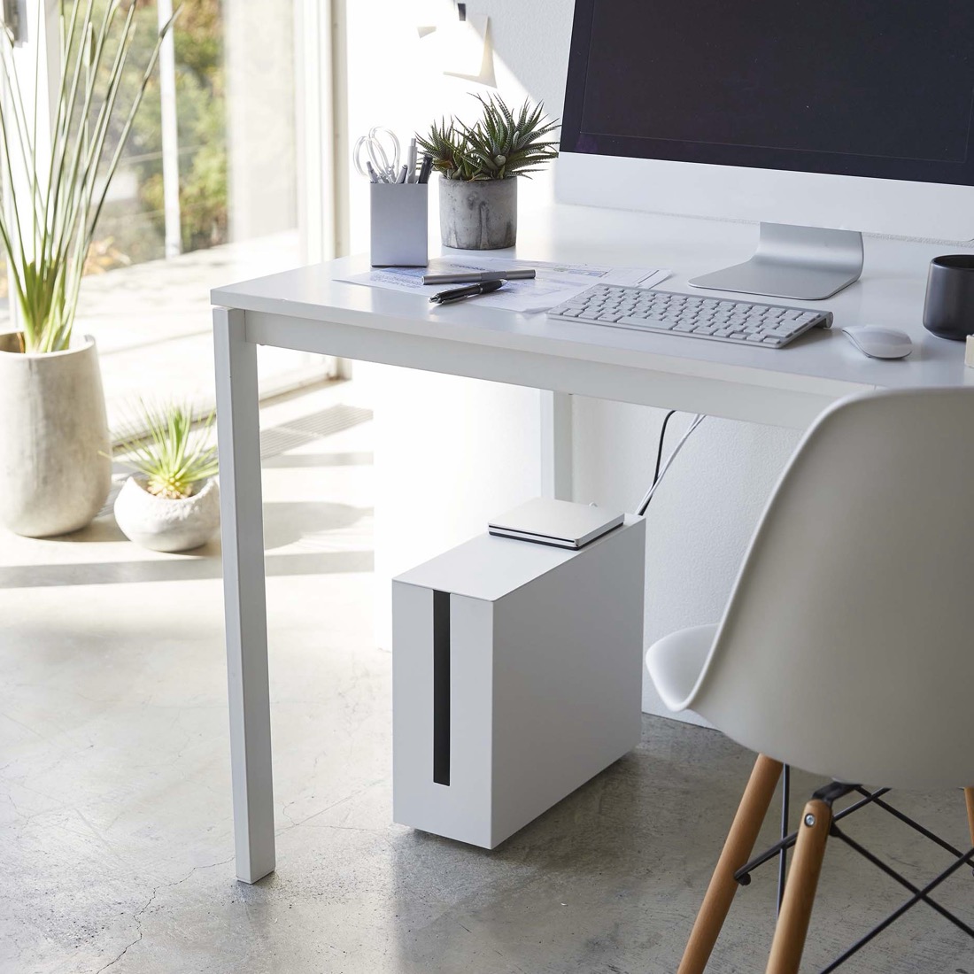 パソコン下の電源ケーブルや、ネットまわりのルーター、モデムの混乱をまとめて収納。20リットルの大容量の専用ボックス完成