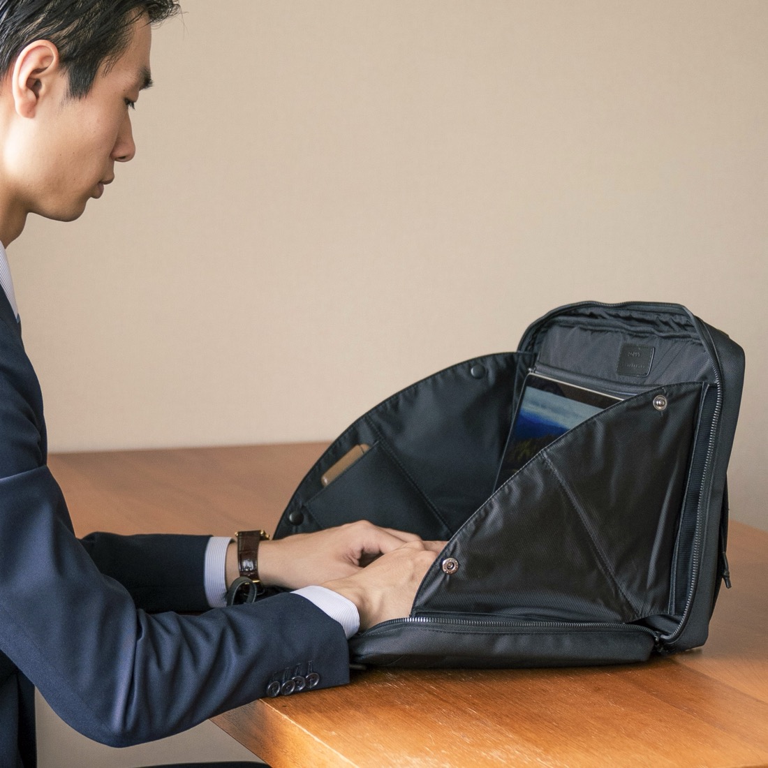 シンプルで上質、軽量なオールブラックのビジネス用バッグに、収納したまま、開いてすぐにノートパソコンが使える機能を装備。