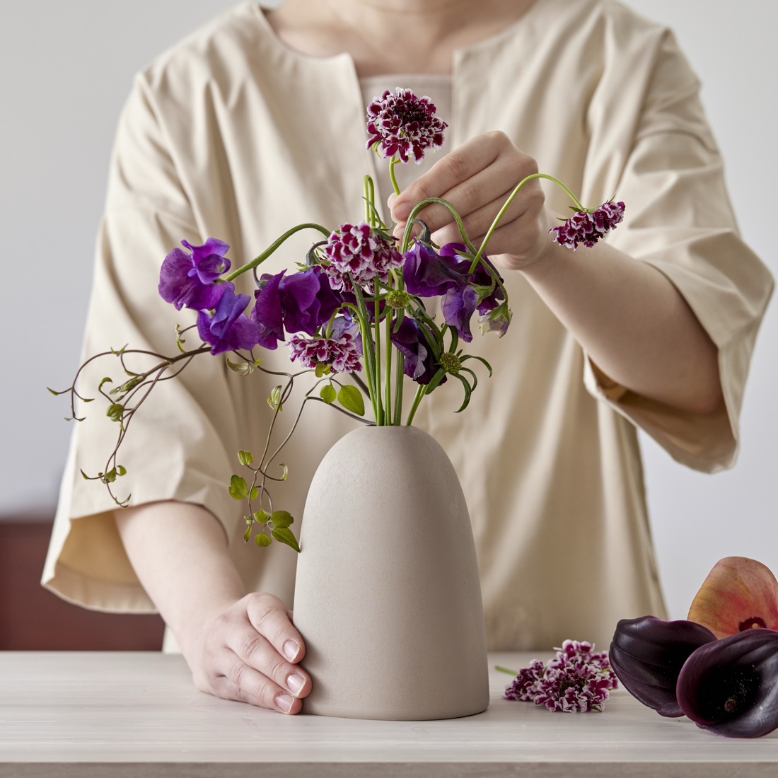 毎日の水替えが簡単。花を活けたままで水替えができる新構造を備え、洗いやすく安定した形状の、暮らしに寄り添う新しい花瓶。